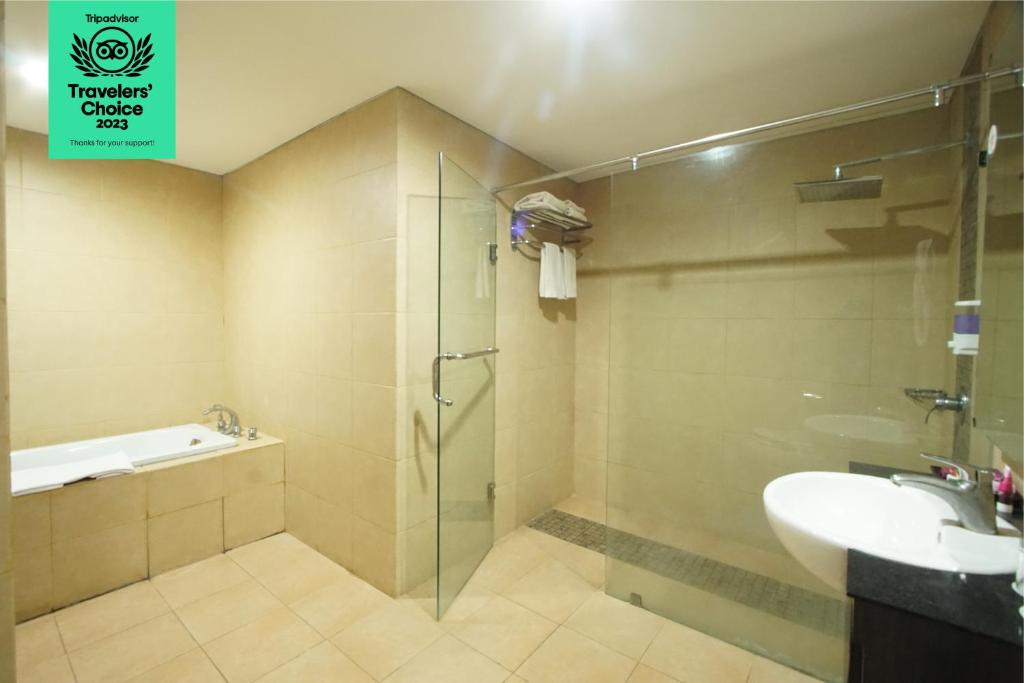 Koupelna v ubytování Dafam Hotel Cilacap