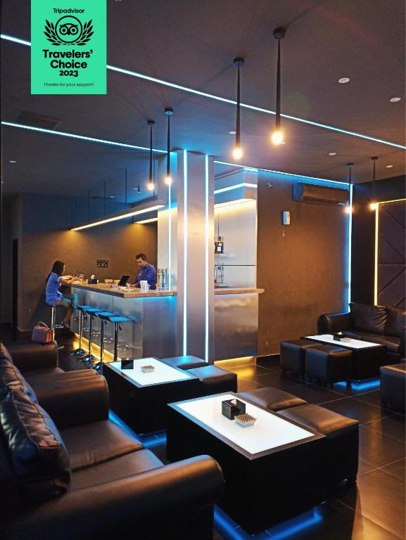 Posezení v ubytování Dafam Hotel Cilacap