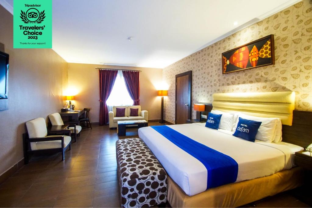 Postel nebo postele na pokoji v ubytování Dafam Hotel Cilacap