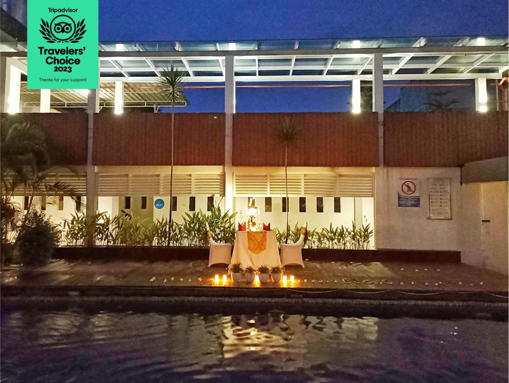 Bazén v ubytování Dafam Hotel Cilacap nebo v jeho okolí