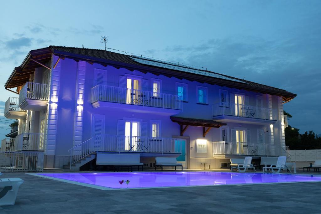 un edificio con una luz púrpura proyectada en él en Rosy's House, en Scafati