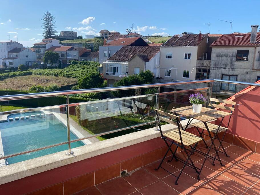 Bazén v ubytovaní Ático con terraza, piscina y gimnasio alebo v jeho blízkosti