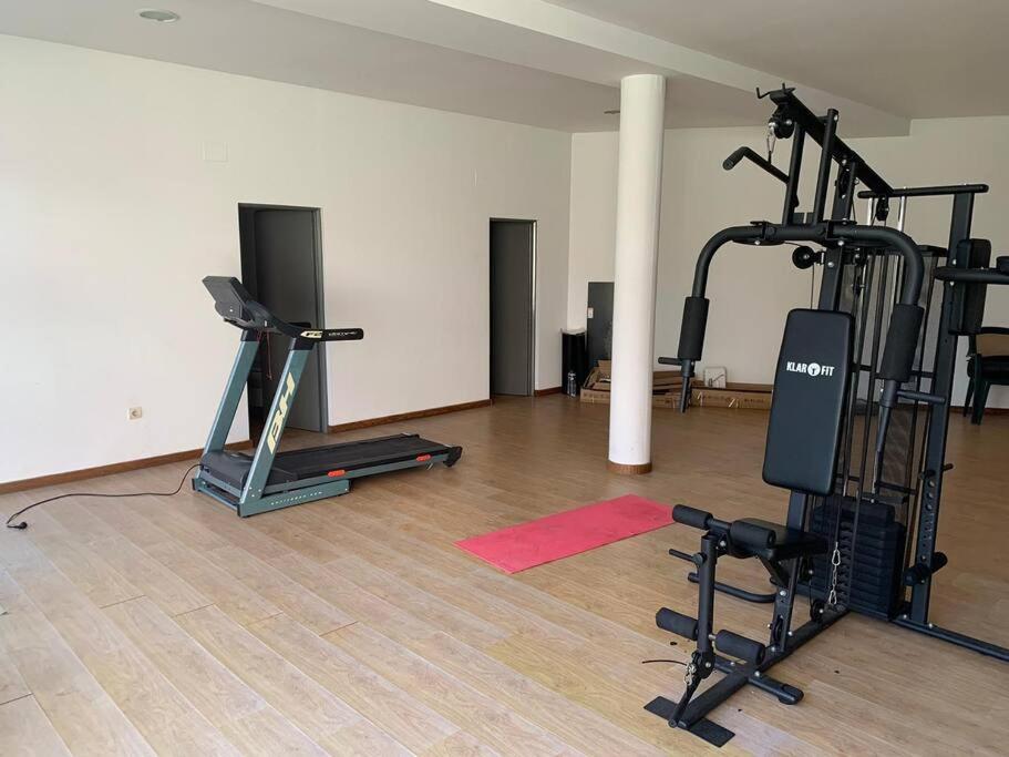 Posilňovňa alebo fitness centrum v ubytovaní Ático con terraza, piscina y gimnasio
