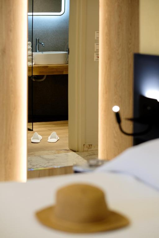 Postel nebo postele na pokoji v ubytování Bourtzi Hotel
