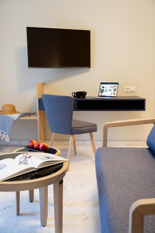 TV a/nebo společenská místnost v ubytování Bourtzi Hotel