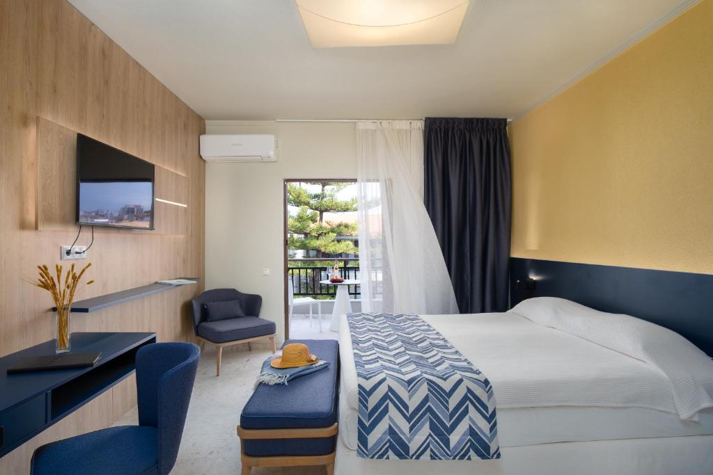 Postel nebo postele na pokoji v ubytování Bourtzi Hotel