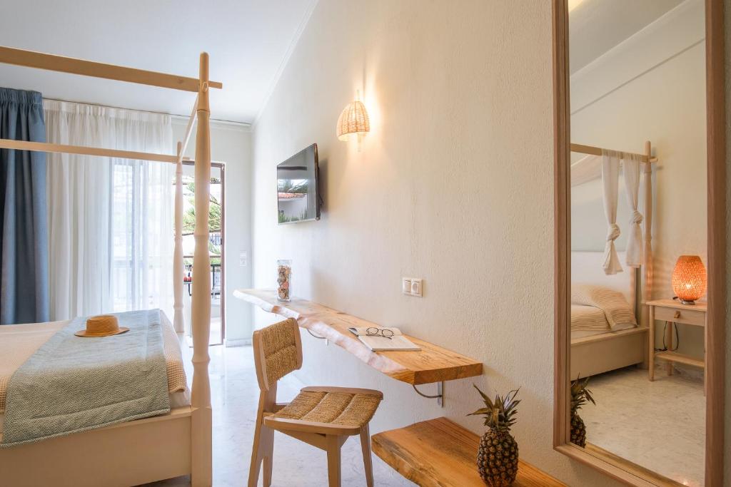 Postel nebo postele na pokoji v ubytování Bourtzi Hotel