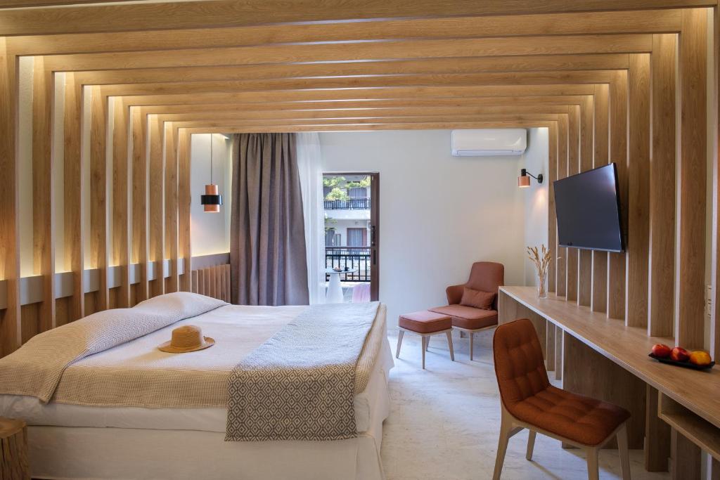 een hotelkamer met een bed en een televisie bij Bourtzi Hotel in Skiathos-stad