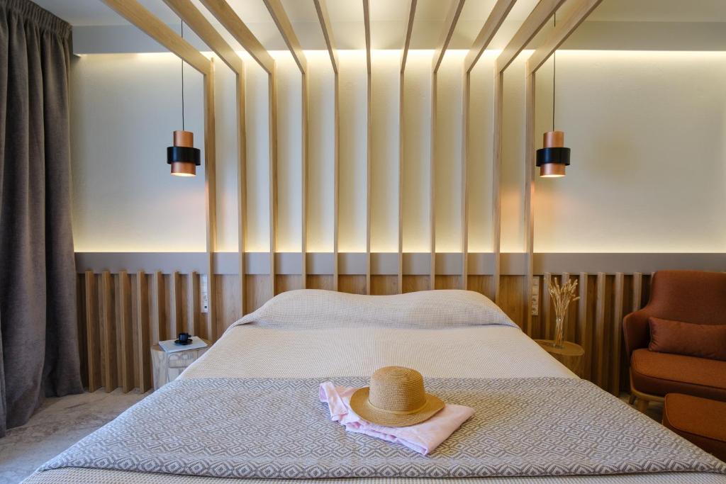 Postel nebo postele na pokoji v ubytování Bourtzi Hotel