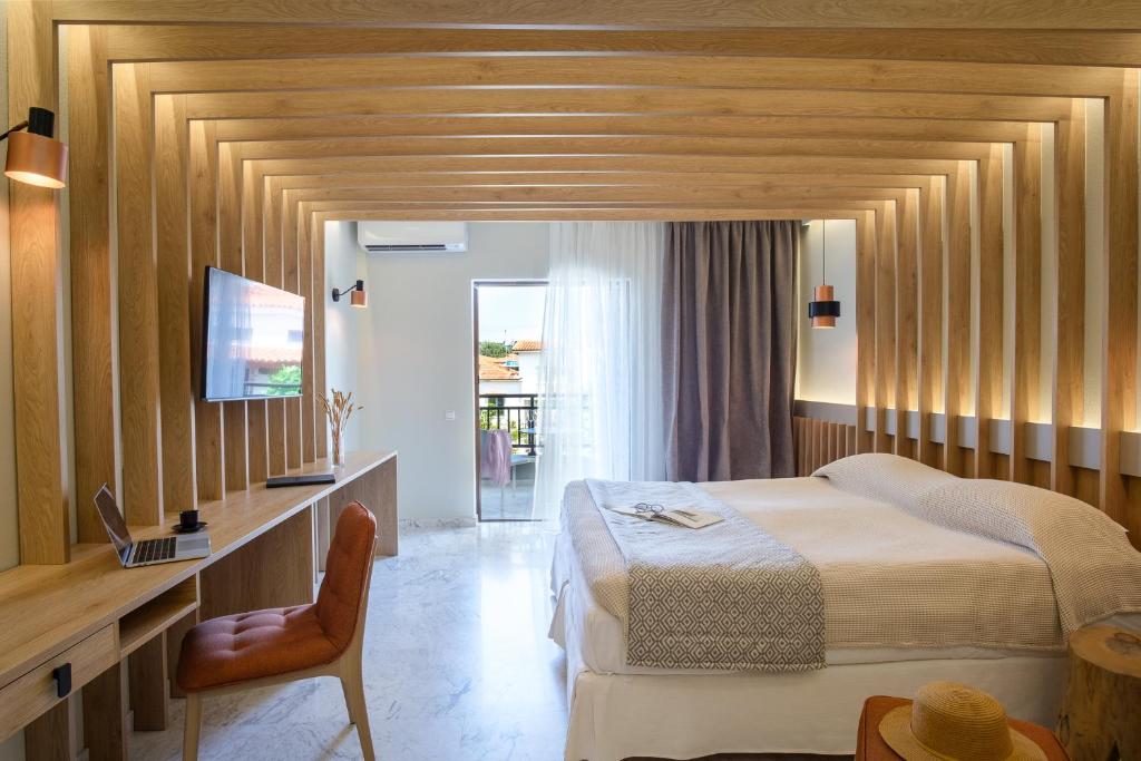 Postel nebo postele na pokoji v ubytování Bourtzi Hotel