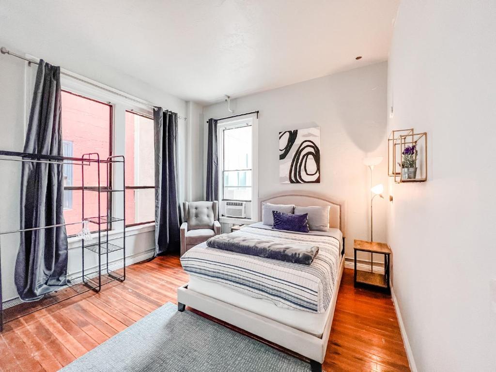 a white bedroom with a bed and a window at Gaslamp 2bdrm - W Parking & 4 Beds #404 in San Diego