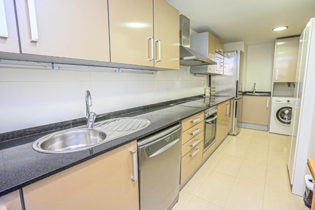 A kitchen or kitchenette at LITORAL COSTA DORADA - ESQUIROL Only families