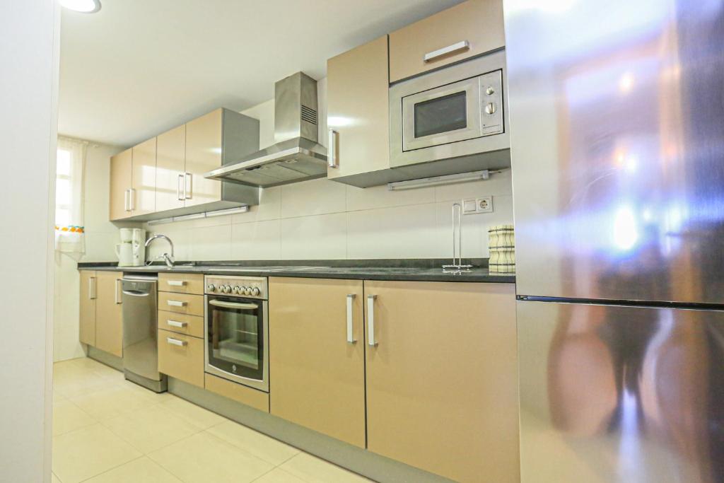 A kitchen or kitchenette at LITORAL COSTA DORADA - ESQUIROL Only families