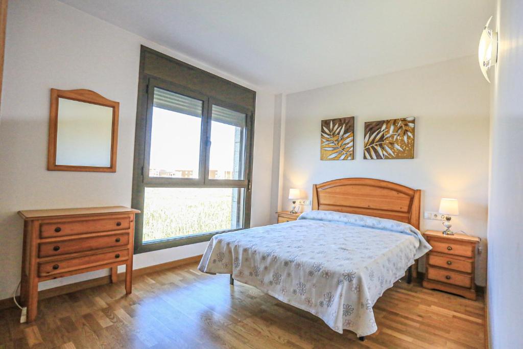 A bed or beds in a room at LITORAL COSTA DORADA - ESQUIROL Only families
