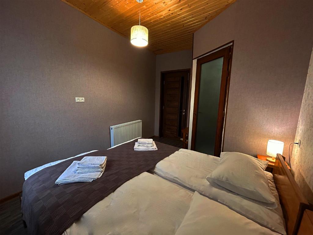 Łóżko lub łóżka w pokoju w obiekcie Hotel VIM in Sighnaghi