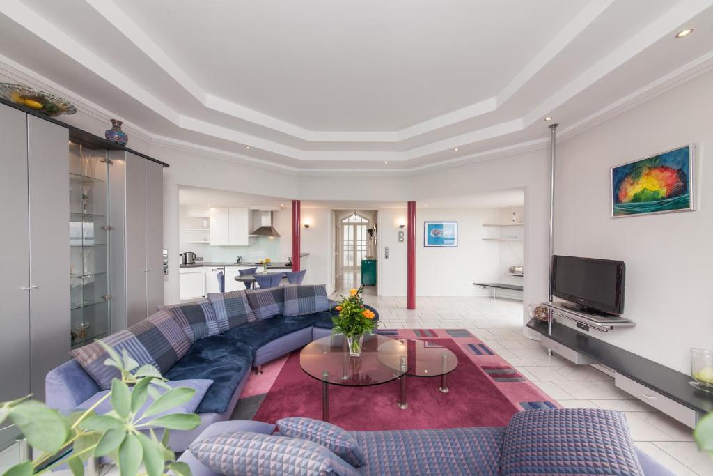 uma sala de estar com um sofá e uma mesa em Novum Hotel Strijewski - Apartments em Wolfsburg