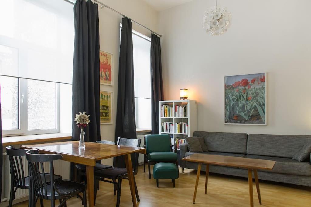 維爾紐斯的住宿－LOFT STYLE APARTMENT in the centre of VILNIUS，客厅配有沙发和桌椅