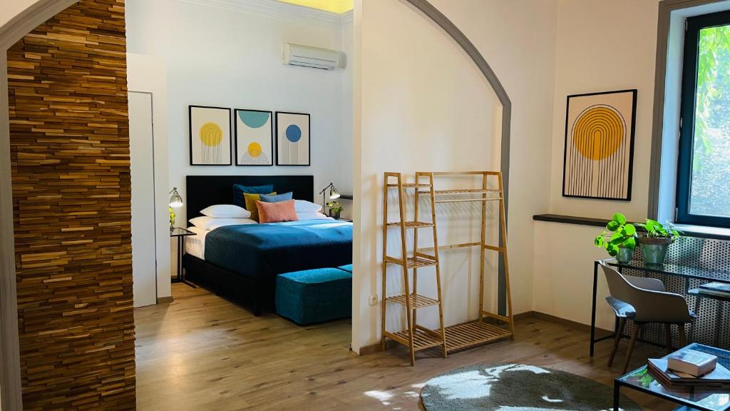 Un dormitorio con una cama y una escalera. en Fifteen Boutique Rooms Budapest with Self Check-In en Budapest
