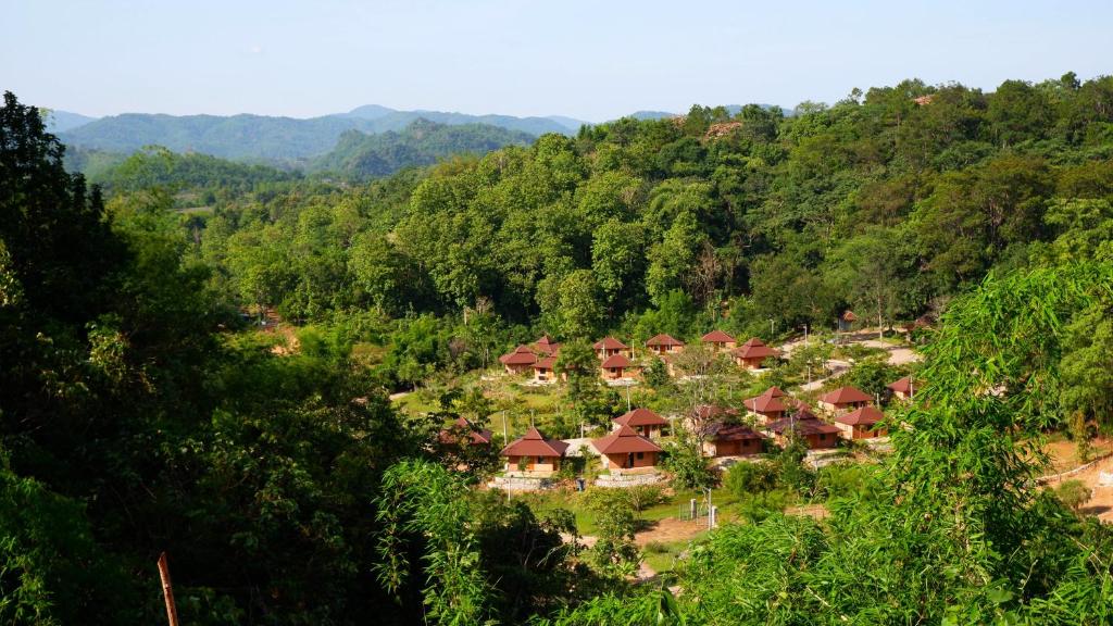 um resort no meio de uma floresta em Katiliya Park Villa em Mae Chan