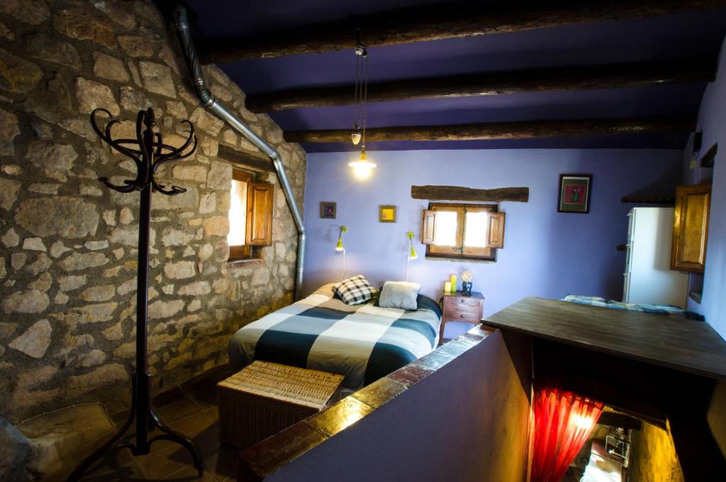 AlbarcaにあるPla del Castell IIの石壁のベッドルーム1室(ベッド1台付)
