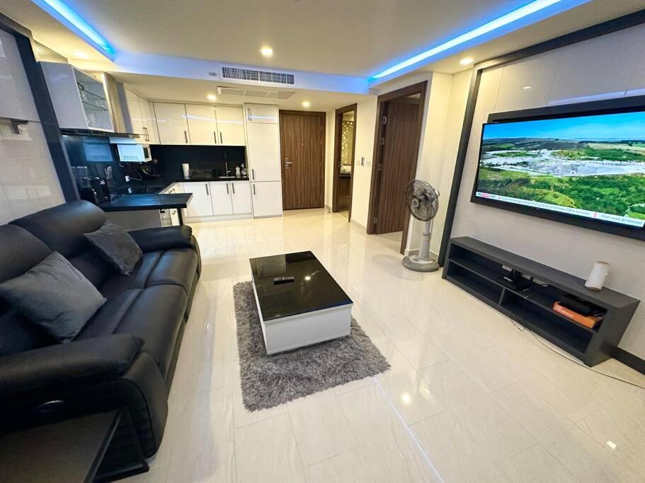 TV a/nebo společenská místnost v ubytování Large luxury condo - Pattaya City Centre - Grand Avenue Residences, Pool View - 716