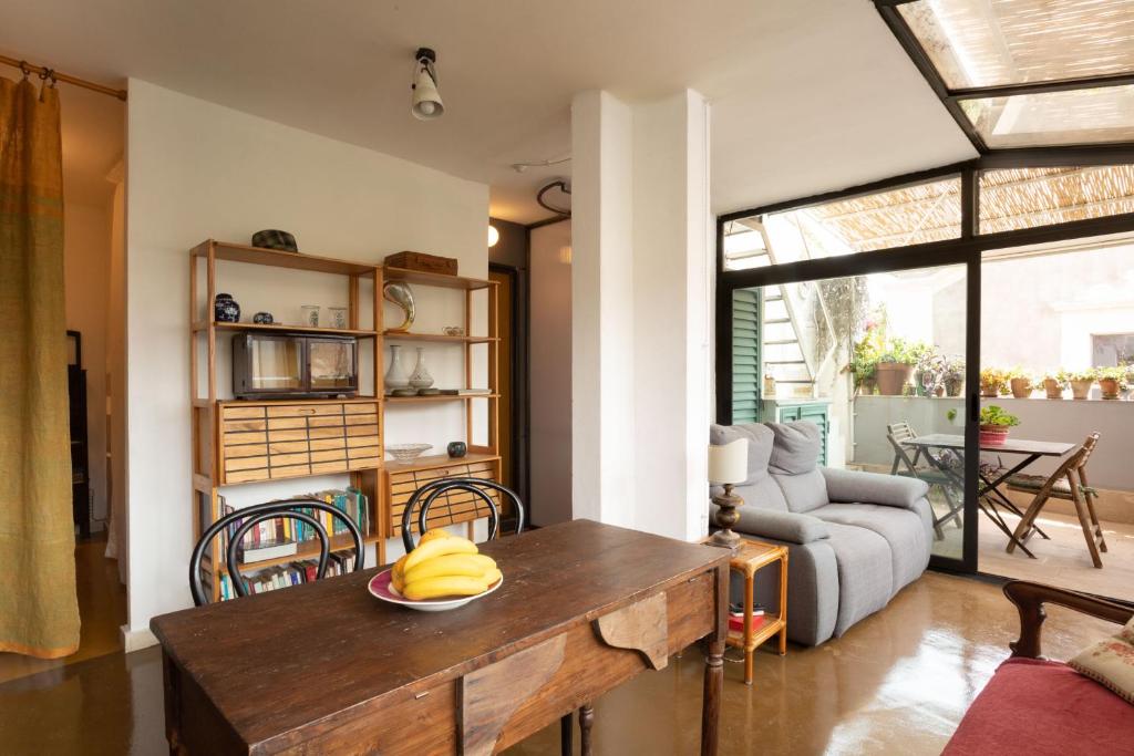 ein Wohnzimmer mit einem Tisch und einem Sofa in der Unterkunft Casadellidria in Catania