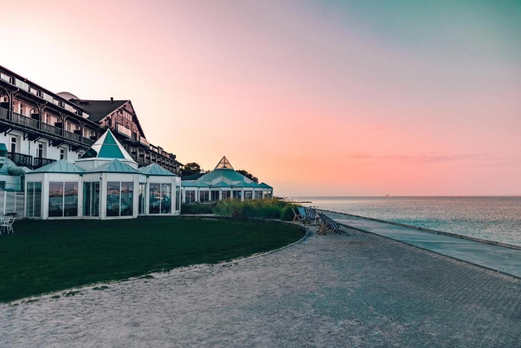 un complejo en la playa al atardecer en Marienlyst Strandhotel, en Helsingør