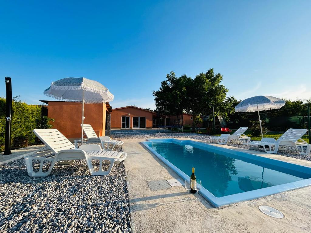 Bazen u objektu Dora house with WiFi and outdoor swimming pool ili u blizini