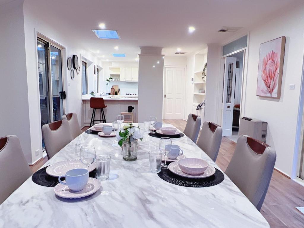 Χώρος καθιστικού στο Patterson Lakes Charming 2 Bedroom House / VPL244