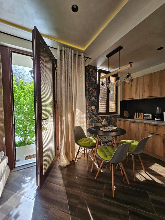 - une cuisine et une salle à manger avec une table et des chaises dans l'établissement Studio apartmani Vukasin, à Tivat