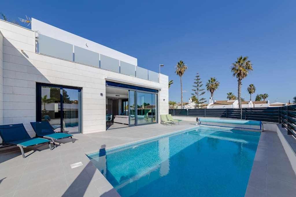 Πισίνα στο ή κοντά στο Magnífica villa con piscina climatizada