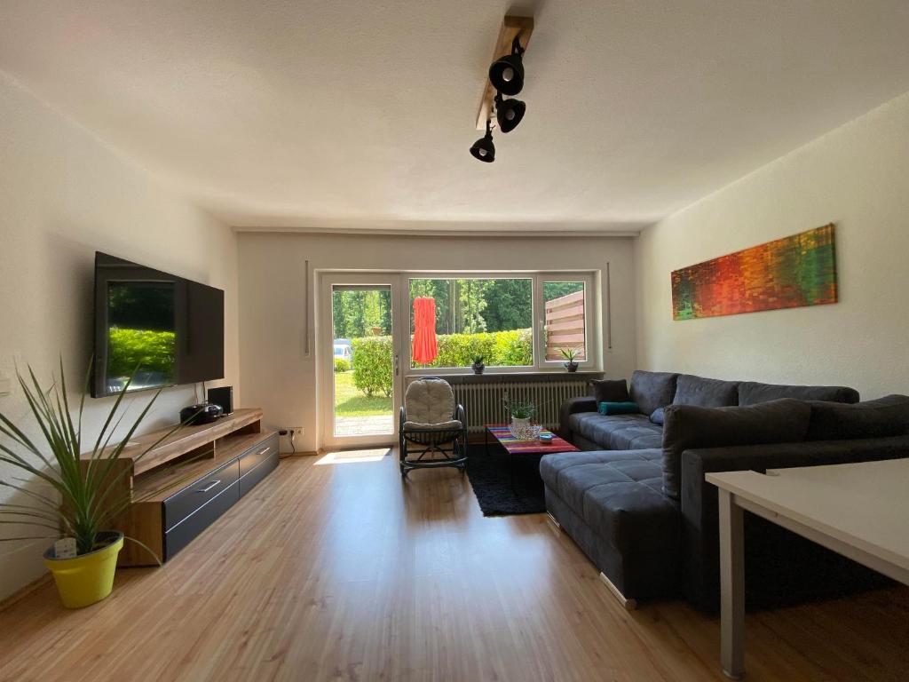 ein Wohnzimmer mit einem Sofa und einem TV in der Unterkunft Ferienwohnung Stiefelmühle in Sankt Ingbert