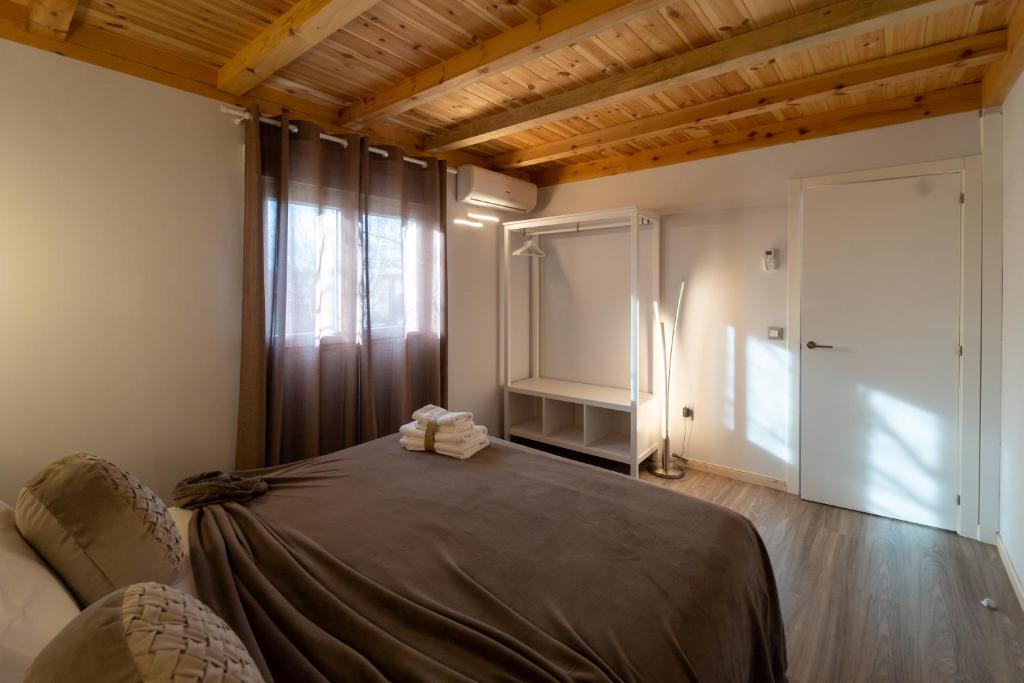 A bed or beds in a room at El BURGO DE OSMA ALOJAMIENTO RURAL VILLA BAGH