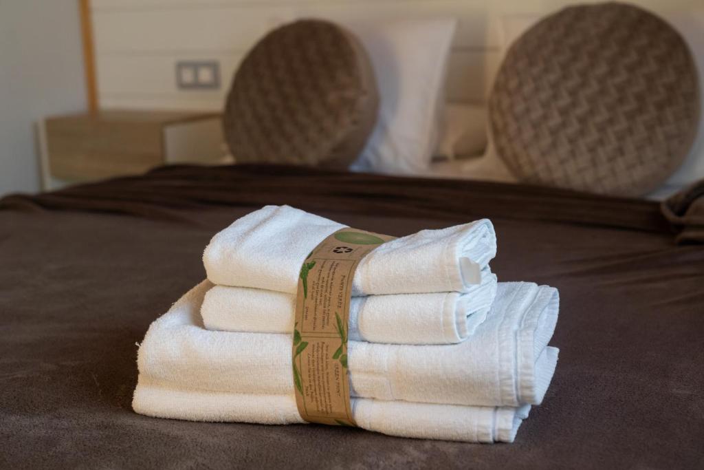 A bed or beds in a room at El BURGO DE OSMA ALOJAMIENTO RURAL VILLA BAGH