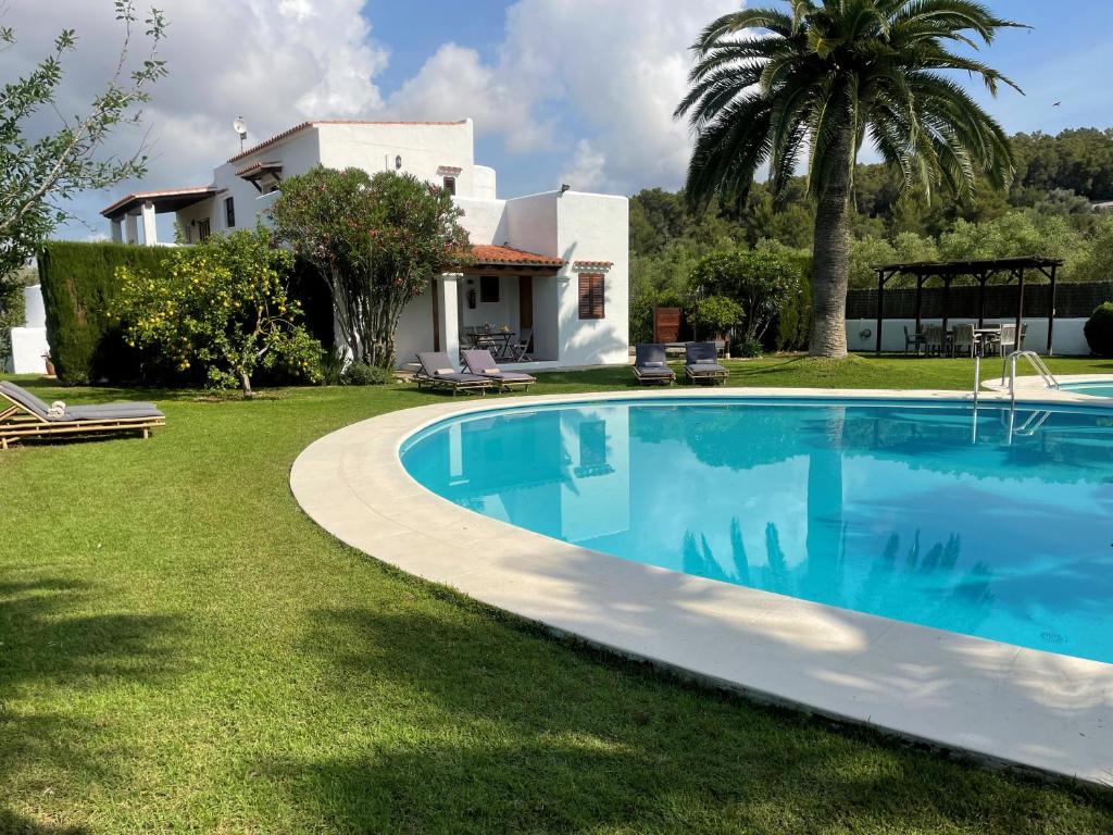 una piscina frente a una casa en Authentic Villa with amazing pool, en Santa Gertrudis