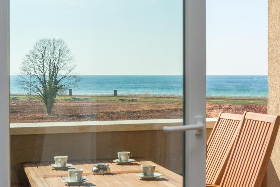 uma mesa e cadeiras com vista para o oceano em Apartment Paradiso with Sea View em Karigador