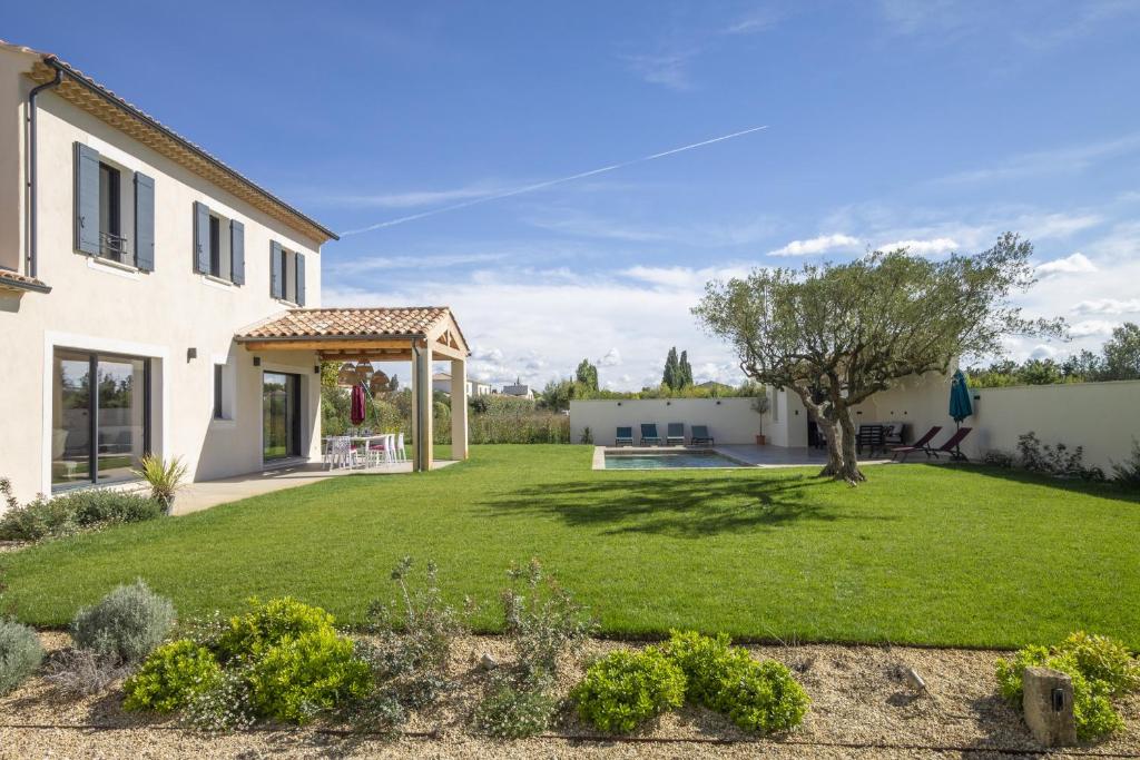 une vue d'une cour avec une maison dans l'établissement Maison Tivollier, à Maillane