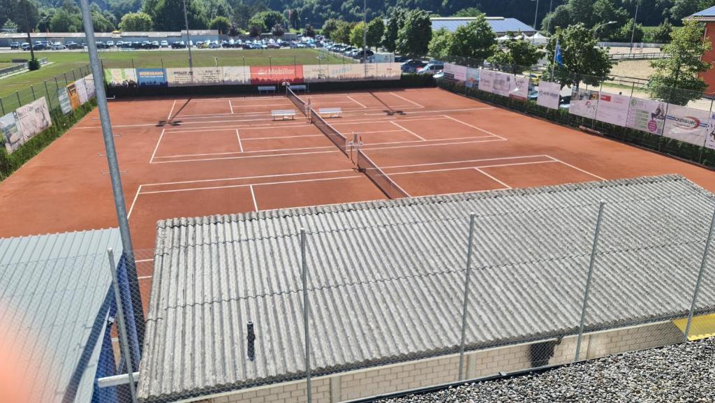 Tenis a/nebo squash v ubytování fitneXX Zelt-Dorf nebo okolí