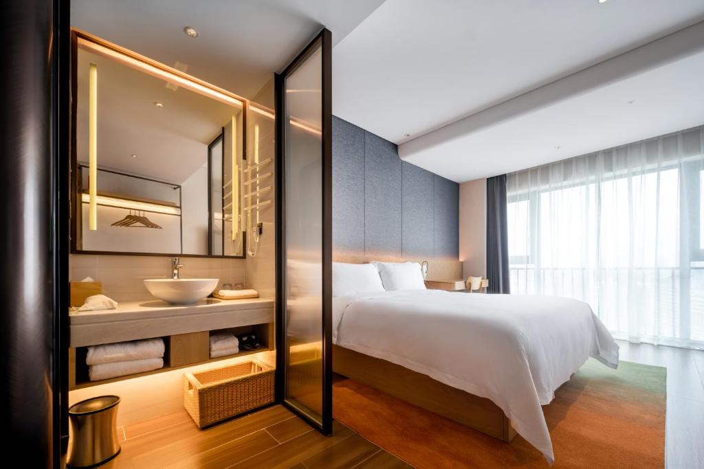 Postel nebo postele na pokoji v ubytování Jingju Hotel Shenzhen