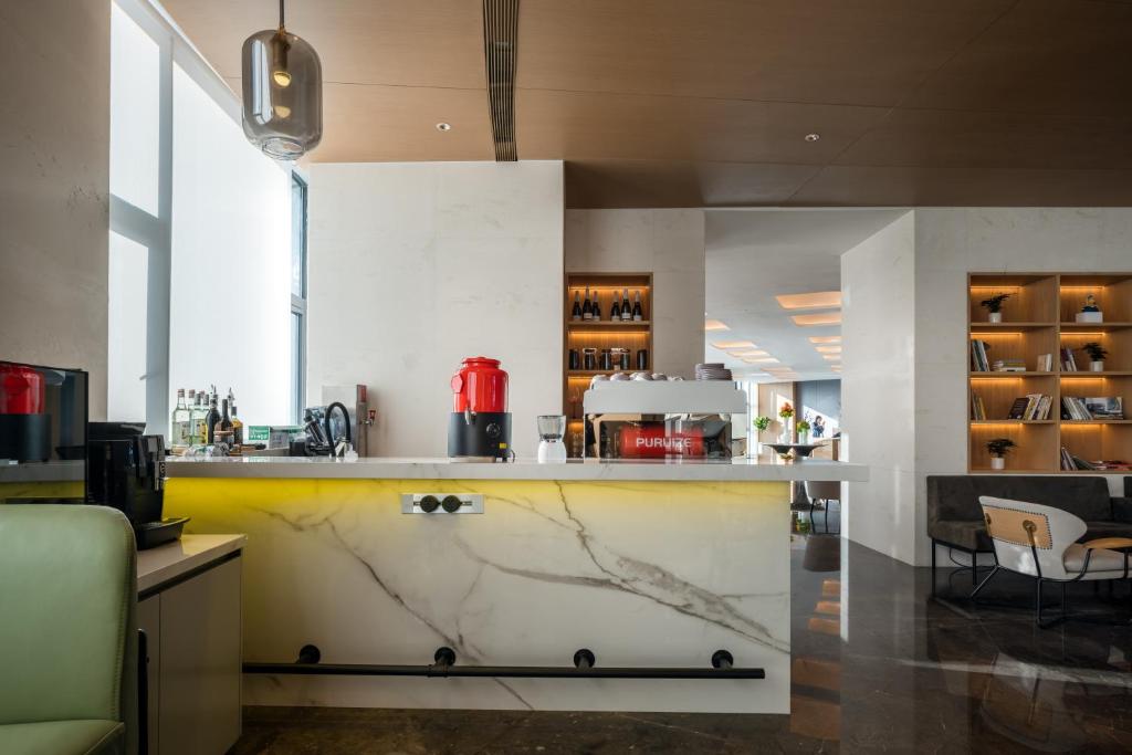 Kuchyň nebo kuchyňský kout v ubytování Jingju Hotel Shenzhen