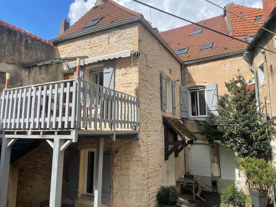 una casa con una terraza de madera en un lateral en Agréable gîte au coeur du centre ville 4 personnes, en Chagny