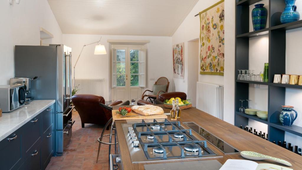A kitchen or kitchenette at ANTICIANA 8, Emma Villas