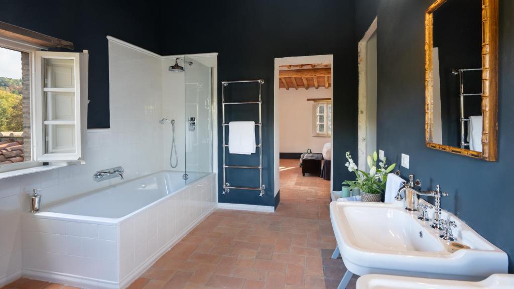 A bathroom at ANTICIANA 8, Emma Villas