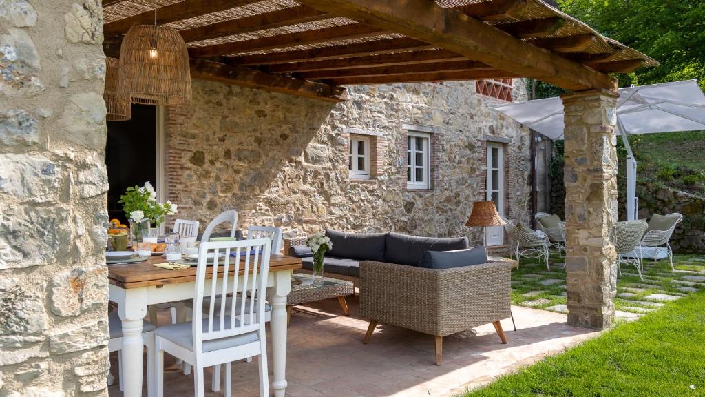 A seating area at ANTICIANA 8, Emma Villas