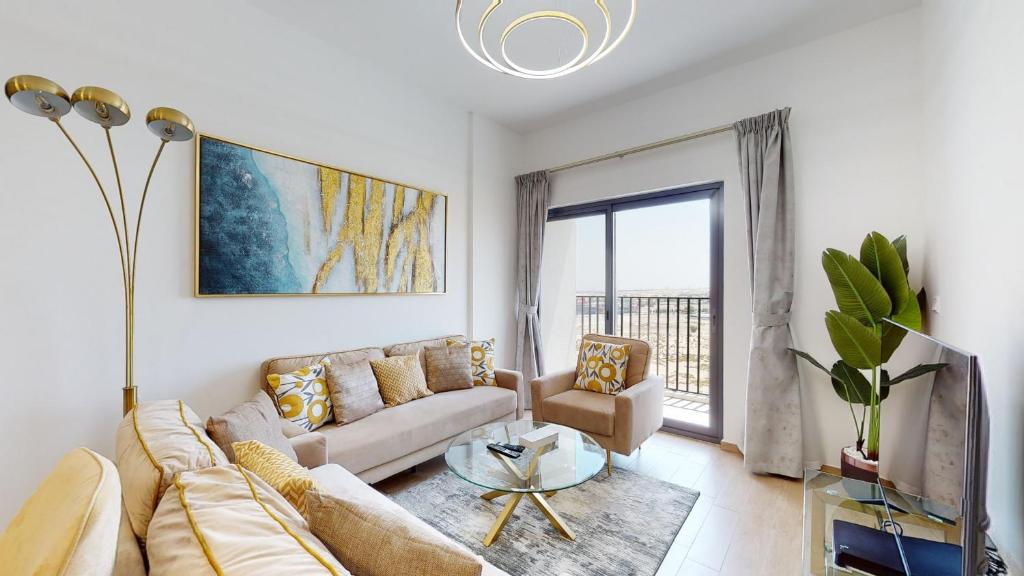 un soggiorno con divano e tavolo di Primestay - 3BR in Wasl Gate, close to Metro Station a Dubai