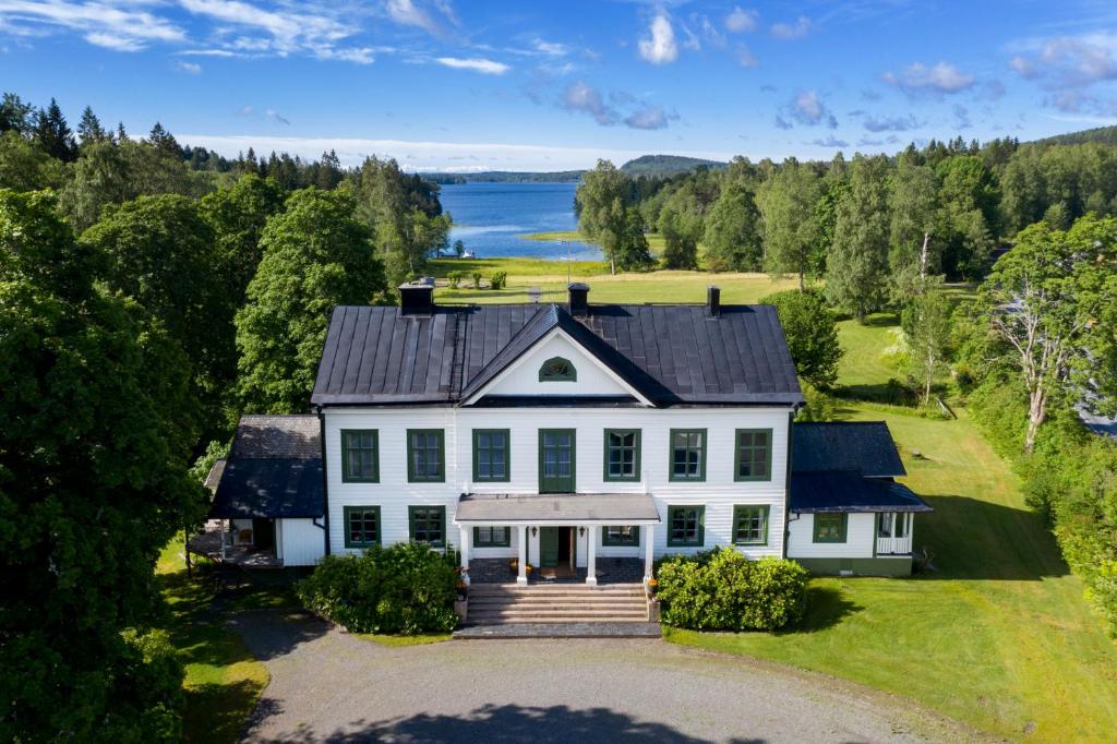 uma vista aérea de uma casa branca com uma entrada em Sikfors Herrgård em Hällefors
