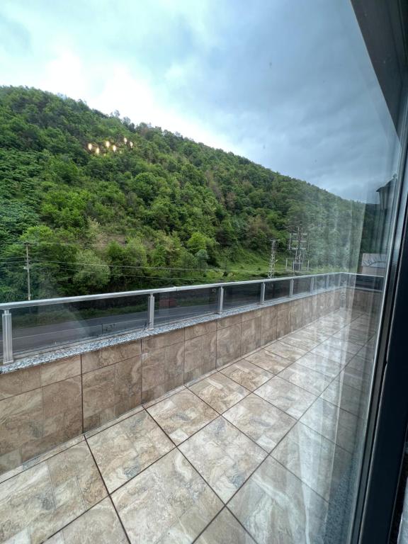 uma varanda com vista para uma montanha em alsaleh mersin villa em Trabzon