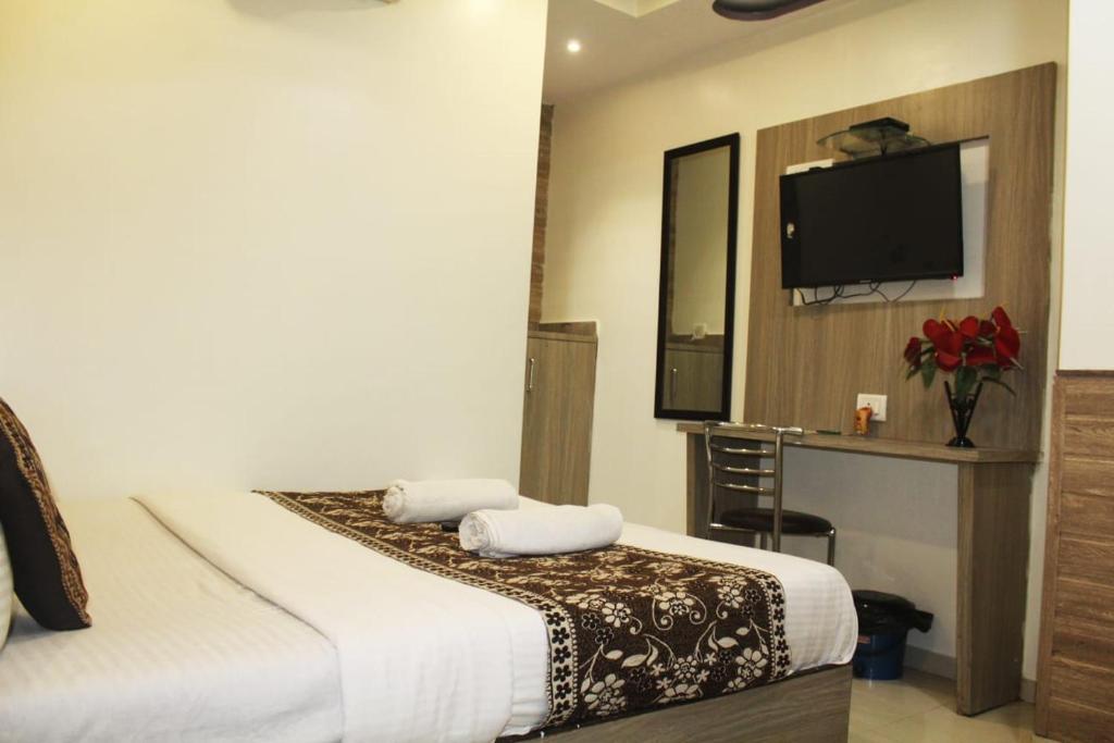 Кровать или кровати в номере Hotel Time Gold Near Domestics Airport