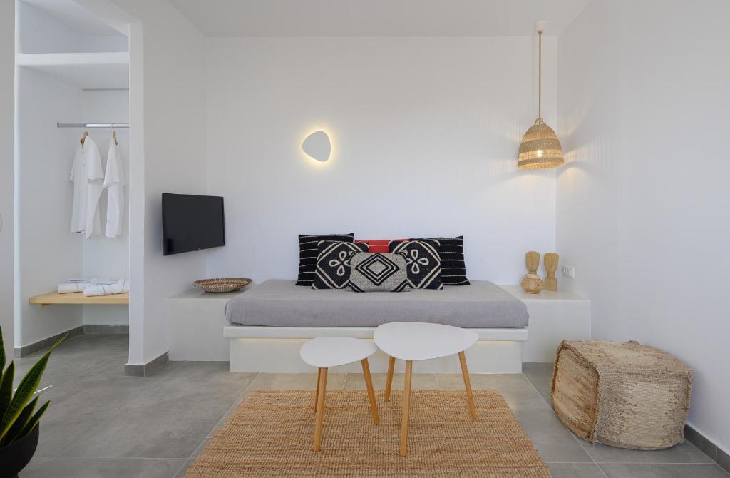 Телевизор и/или развлекательный центр в Thoè Oia Suites