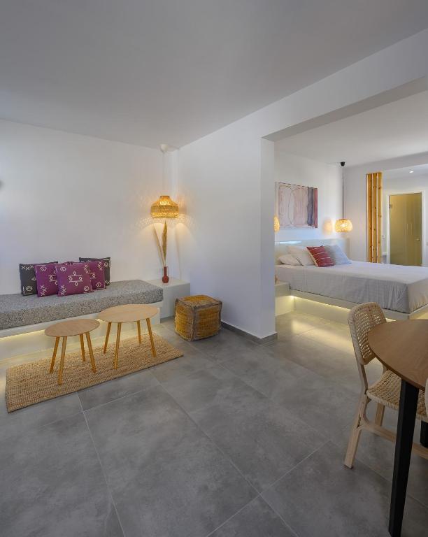 Кровать или кровати в номере Thoè Oia Suites